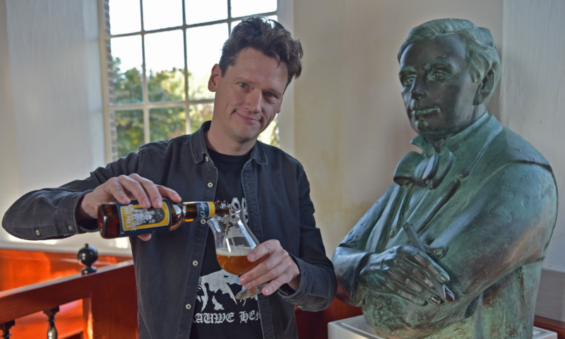 Johannes Keekstra schenkt Blondlokkige Johanna in